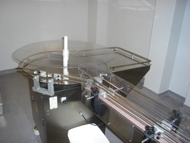 Conveyor with accumulation turntable
